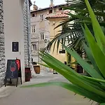 Pinia With Free Parking